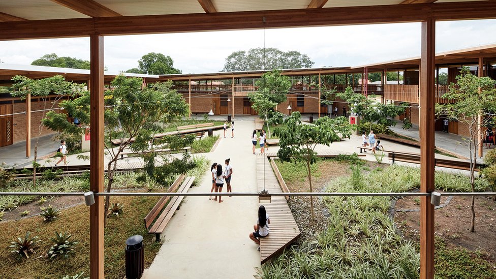 Uno de los patios de la escuela.