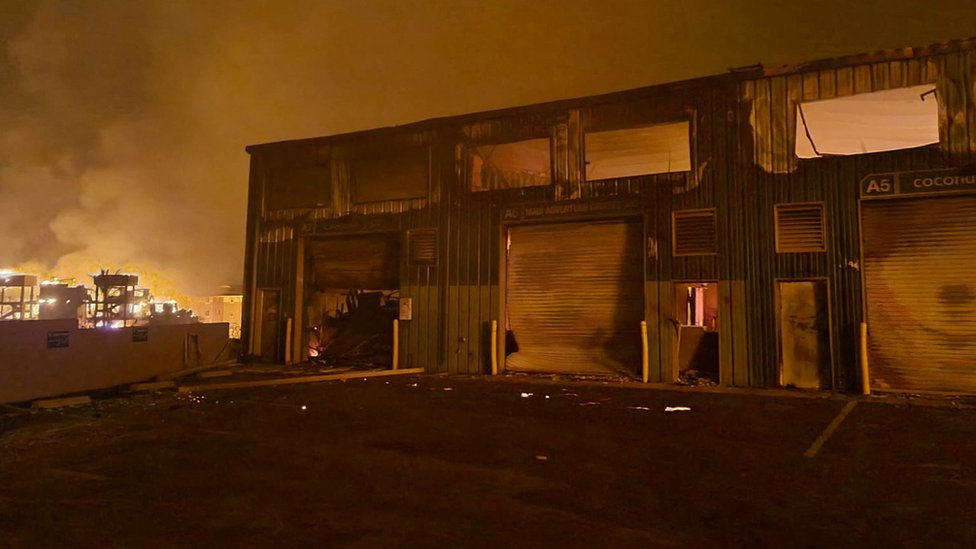 Ao fundo, a fumaça e as chamas sobem das construções da cidade histórica de Lahaina
