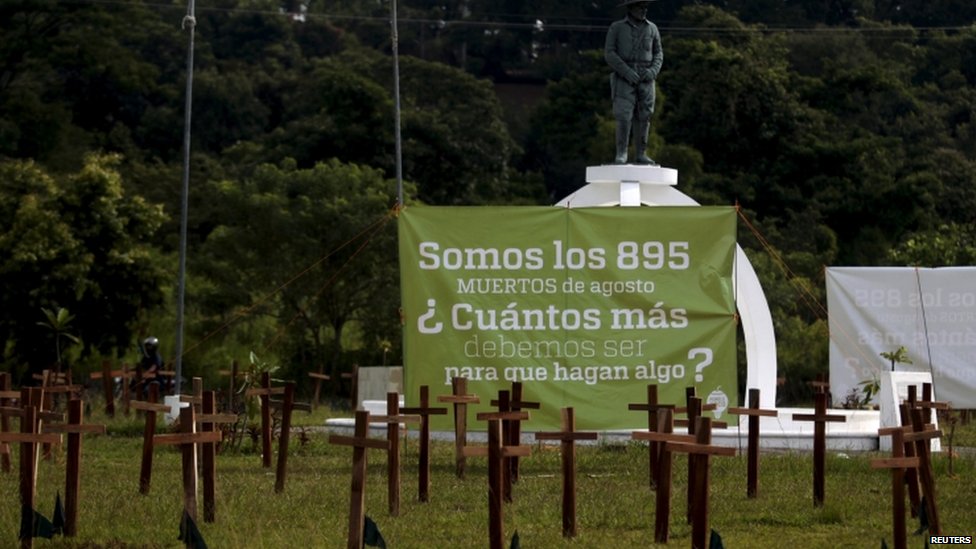 Кресты оставлены в знак протеста против большого количества убийств в стране в Сан-Сальвадоре, Сальвадор, 1 сентября 2015 года.