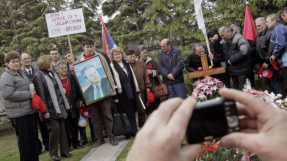 Slobodan Miloşeviç'in destekçileri mezarı başında anma töreni düzenledi (11 Mart 2019)