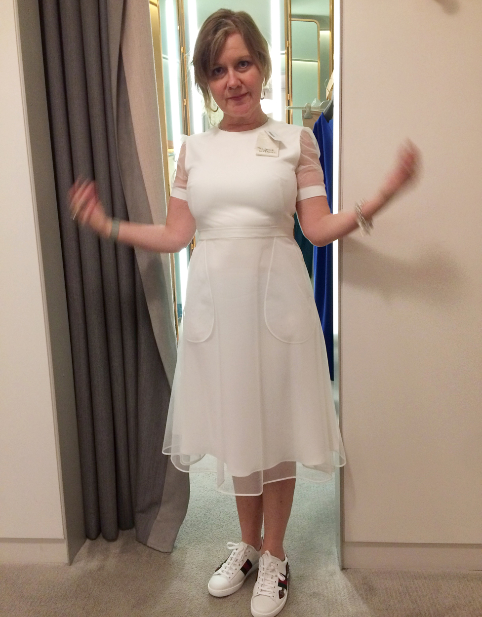 Sue Elliott-Nicholls disfrutando de un vestido Givenchy (con zapatillas Gucci).