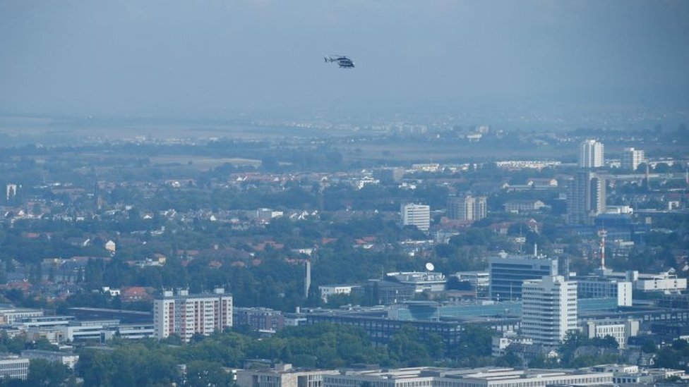 Полицейский вертолет наблюдает за опасной зоной, поскольку около 65 000 человек во Франкфурте эвакуируют часть города, в то время как эксперты обезвреживают неразорвавшуюся британскую бомбу времен Второй мировой войны