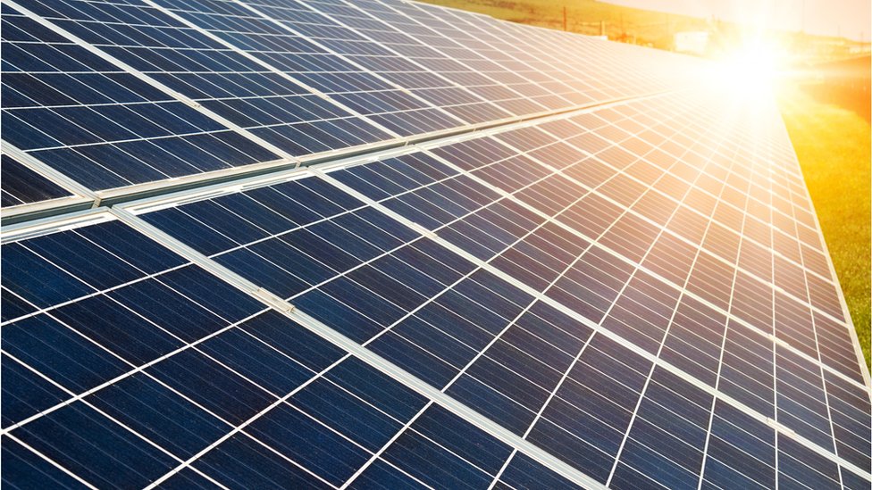 Солнечные батареи, фотоэлектрические - альтернативный источник электроэнергии - стоковое фото