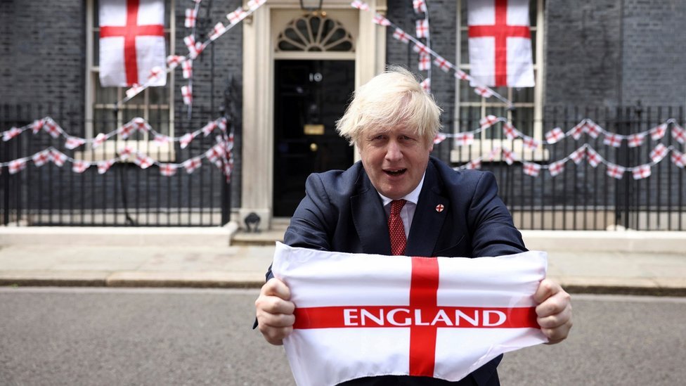 بوريس جونسون حاملا علم إنجلترا