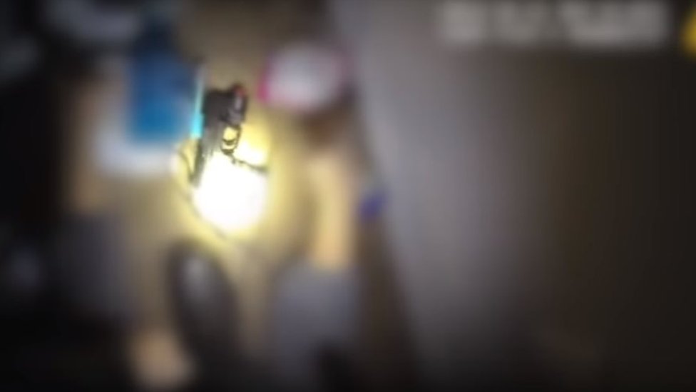 Imagen de un arma que la policía dice haber encontrado dentro del dormitorio