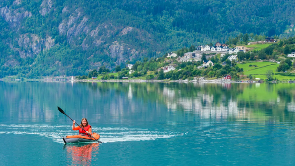 تصنف النرويج باستمرار كواحدة من أسعد البلدان في العالم، وهي مكان شامل للمسافرين من جميع الأنواع