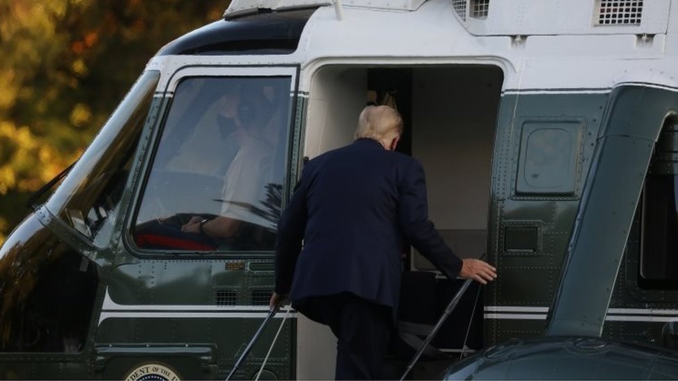Trump sube al helicóptero presidencial.