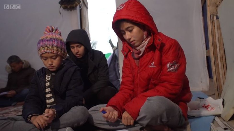 Niños en el campamento de Moria.