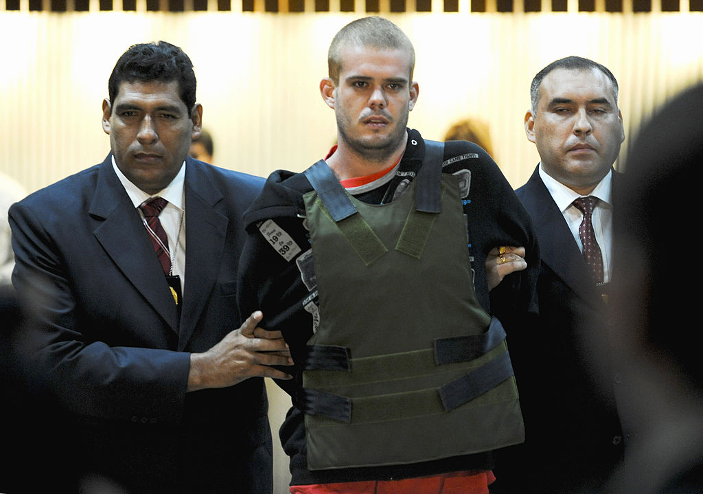 Van der Sloot llegando a Lima escoltado por agentes tras su arresto en Chile.