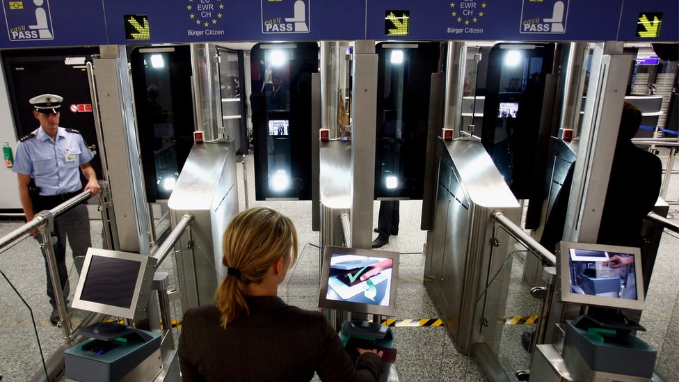 Los pasaportes deben ahora permitir su lectura electrónica al pasar por inmigración. Inmigración electrónica en el aeropuerto de Frankfurt