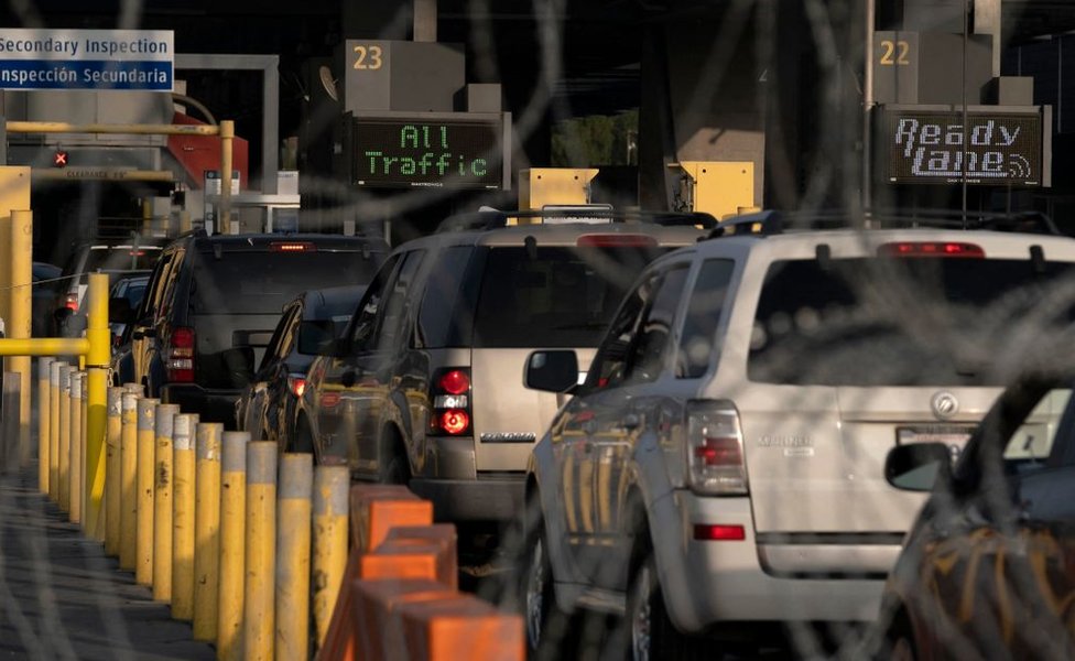 Hilera de autos en el cruce fronterizo de San Ysidro.