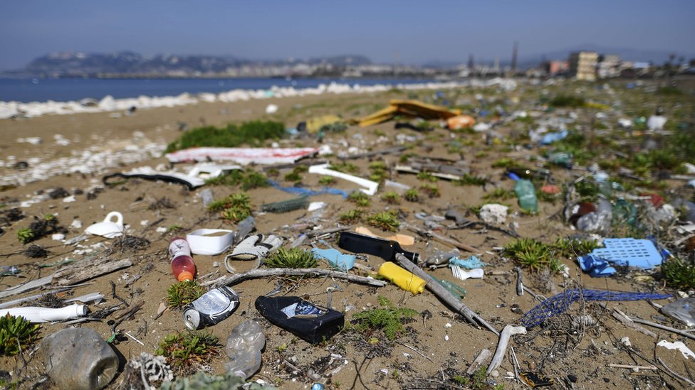 Пластиковые отходы, брошенные на пляже Неаполитанского моря.