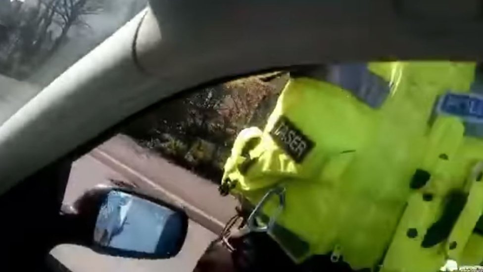Кадр из видео после того, как водитель был остановлен