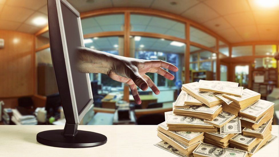 Los emails BEC cada vez son más exitosos y logran robar más dinero. Mano saliendo de la pantalla de una computadora para agarrar un fajo de billetes.