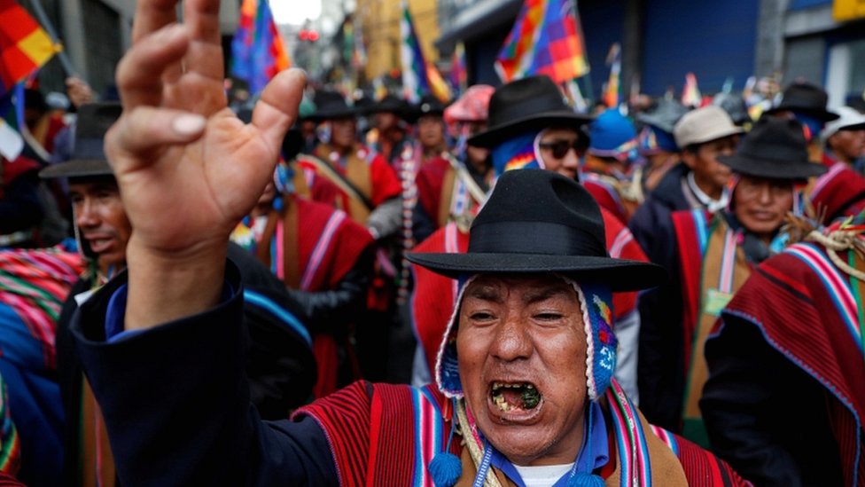 Сторонник бывшего президента Боливии Эво Моралеса жестикулирует во время акции протеста в Ла-Пасе, Боливия, 14 ноября 2019 г.