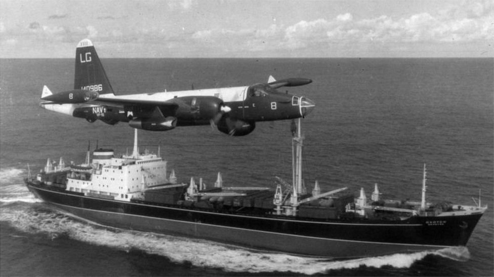 在古巴導彈危機期間，美國封鎖古巴，並對駛近古巴的蘇聯船隻進行攔截檢查。
