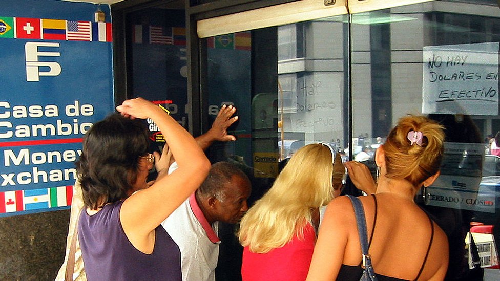 Venezuelans in front of an exchange house after the imposition of the exchange control ordered by Chávez in 2002.