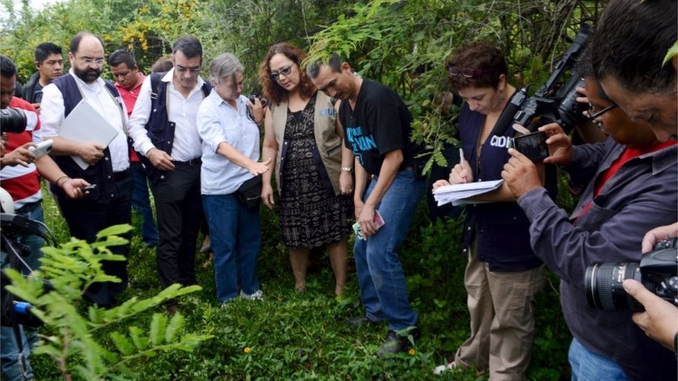 Представители Межамериканской комиссии по правам человека (МАКПЧ) совершают поездку по району Игуалы, где в прошлом году были обнаружены массовые захоронения. (30.09.2015)