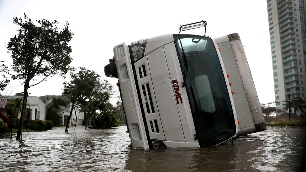 Irma ha dejado a su paso numerosos daños materiales. Un camión volcado en las calles de Miami tras el paso de Irma.