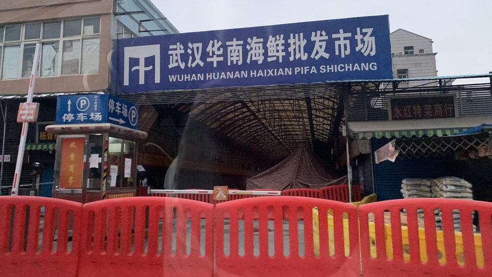 被圍封的武漢華南海鮮批發市場正門（中新社資料圖片）
