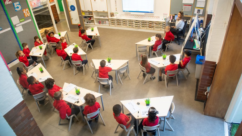 Учитель драмы Джефф Нолан впервые проводит социально дистанцированный класс для учеников средней школы Холируд в Глазго после ослабления мер изоляции от коронавируса 12 августа 2020 года