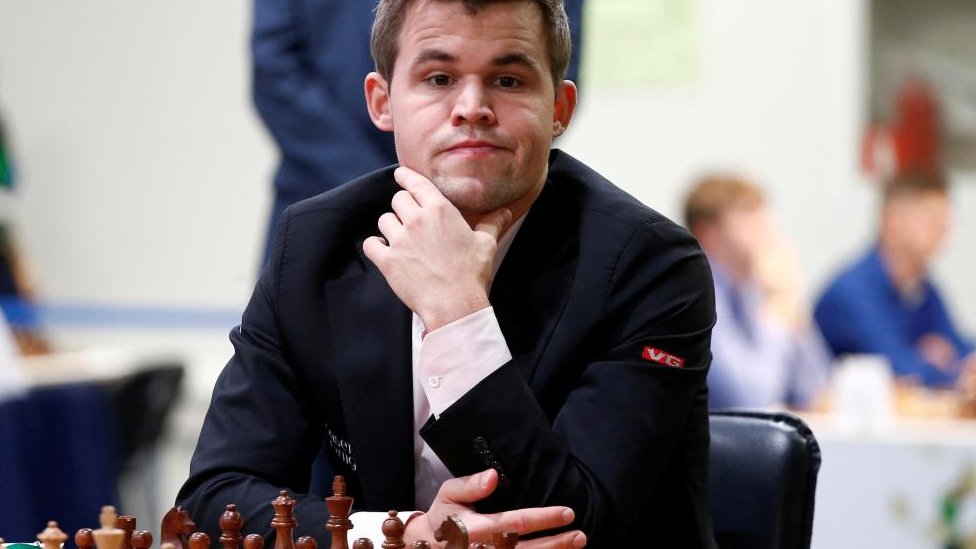 Magnus Carlsen plays chess in 2018
