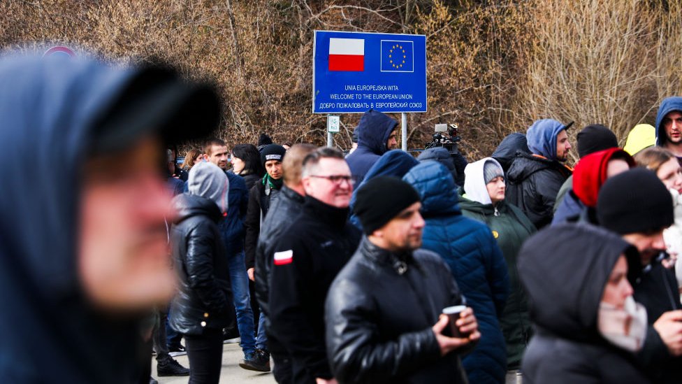Ucranianos cruzando la frontera con Polonia