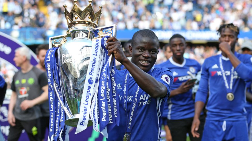 Kante Chelsea formasıyla Premier Lig kupasını kaldırırken.