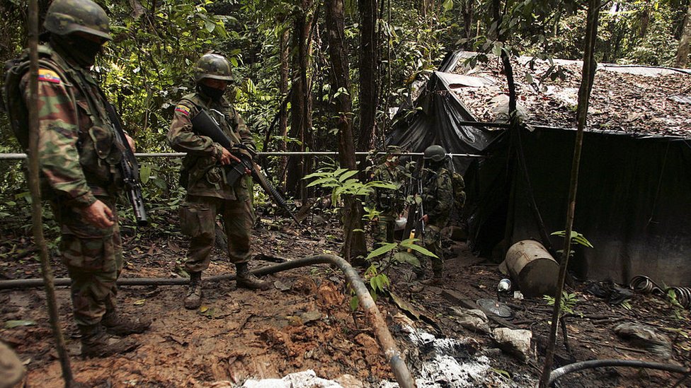 Soldados ecuatorianos inspeccionan un laboratorio cerca de la frontera con Colombia en 2008.