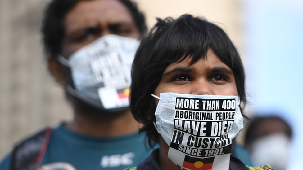 Протестующие маршируют в знак солидарности с протестами в США в Аделаиде, Австралия