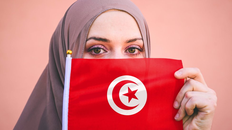 مرأة حاملة العلم التونسي