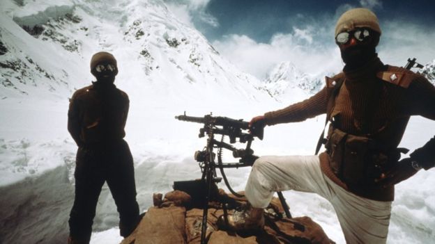 巴基斯坦軍方佔領約1/3錫亞琴冰川地區，地形海拔大多遠低於印軍據點。
