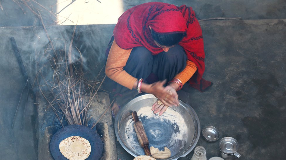 Fumaça interna em países pobres afeta especialmente as mulheres por causa da combustão de sólidos para cozinhar em casa