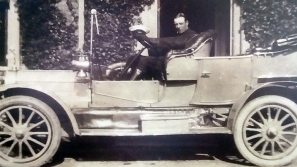 Автомобиль главного констебля и водитель в 1907 году