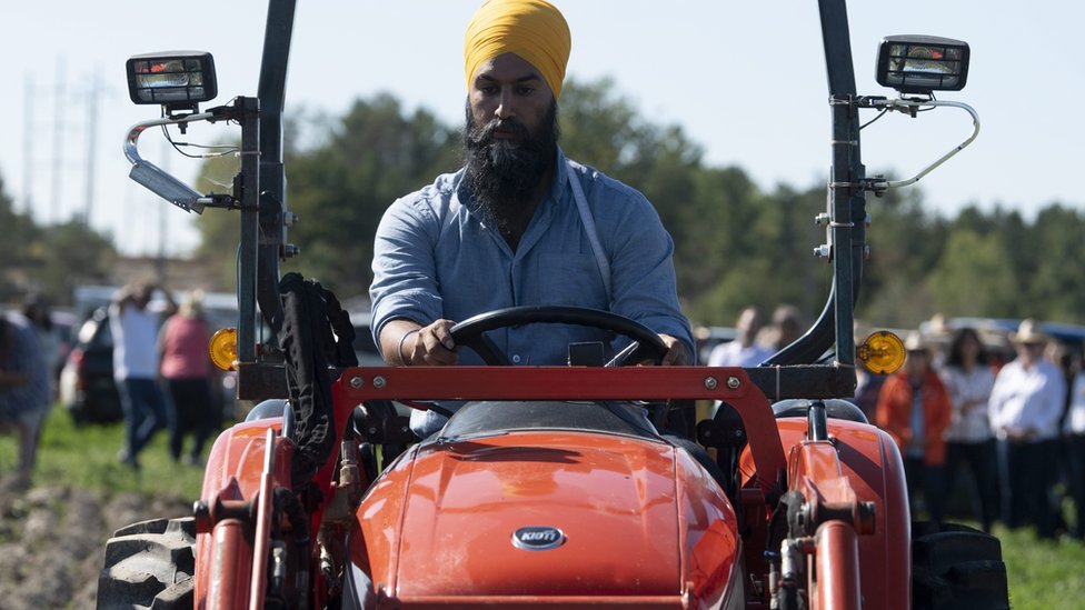 Лидер НДП Джагмит Сингх водит трактор во время кампании в Онтарио