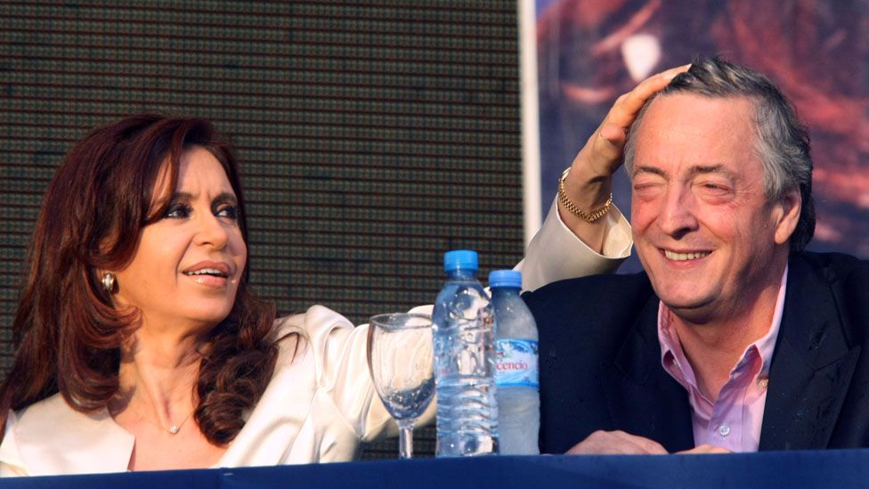 El kirchnerismo, que estuvo en el poder por 12 años, dejó un legado de asistencialismo que el macrimo no ha desmantelado y busca consolidar. El kirchnerismo, que estuvo en el poder por 12 años, dejó un legado de asistencialismo que el macrimo no ha desmantelado y busca consolidar.