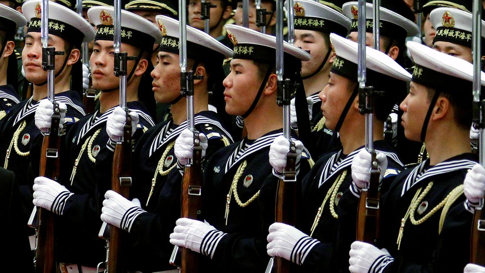 ФАЙЛОВОЕ ФОТО: Почетный караул в составе военно-морских сил Китая стоит в строю во время церемонии приветствия в Большом Народном зале в Пекине 23 ноября 2011 г.