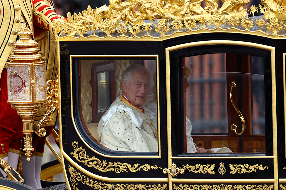 Kral Charles ve Kraliçe Camilla Elmas Jüble arabası ile Westminster Abbey'e giderken