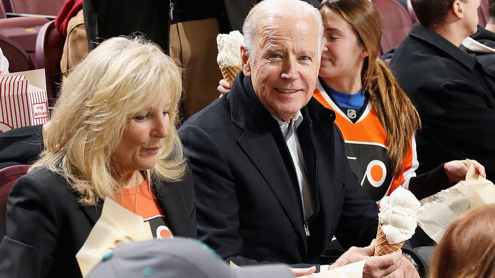 Biden çifti Philadelphia Flyers maçı izlerken.