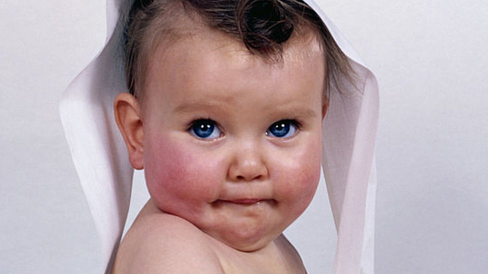 Un bebé con los ojos azules