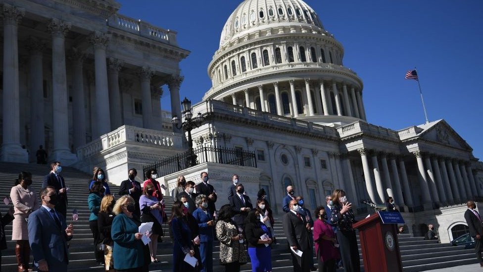 Congresistas frente al Capitolio.