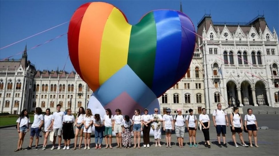 Macaristan'da aktivistler parlamentonun önünde balon uçurdu