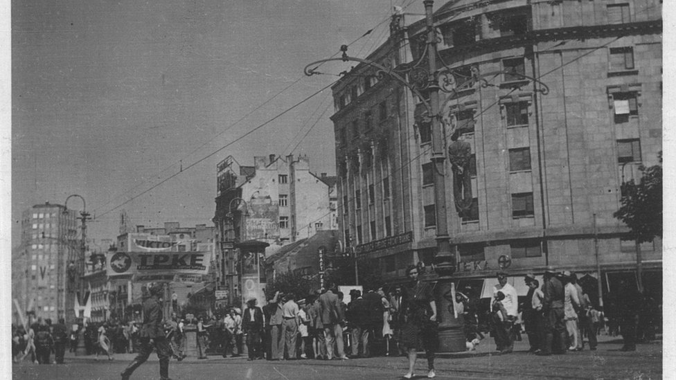 Okupljeni na Terazijama 1941. godine