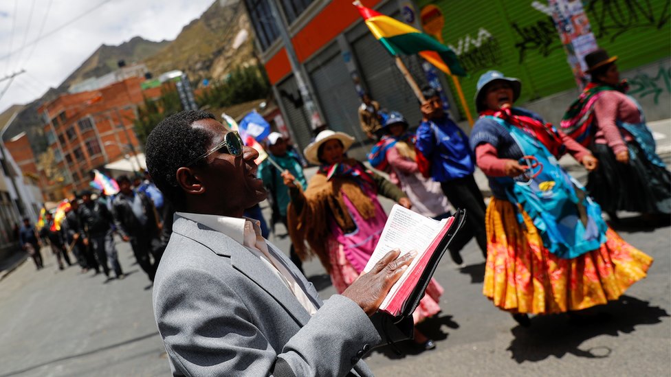 Un pastor lee la Biblia durante una protesta en Bolivia.
