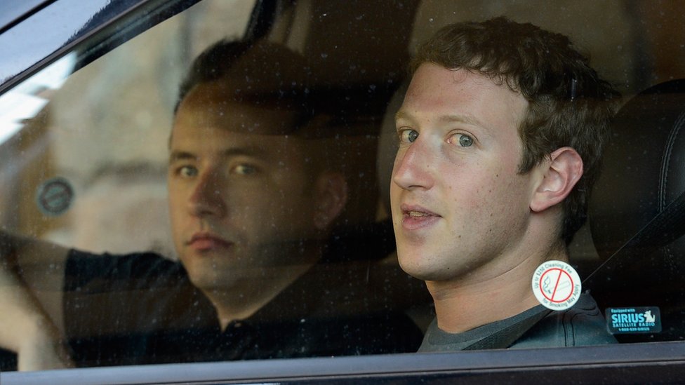 Houston y Zuckerberg en un coche