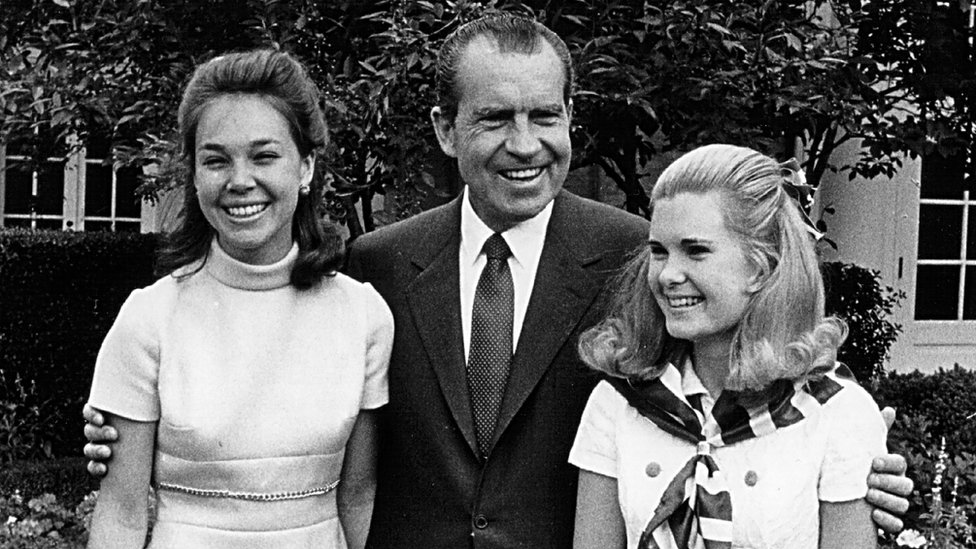 Nixon con sus dos hijas.