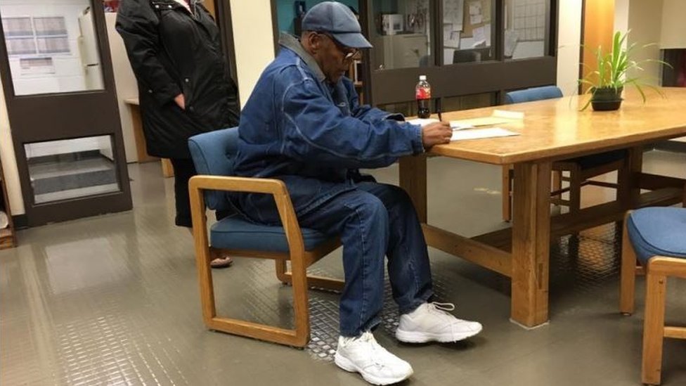 El Departamento de Correccionales de Nevada publicó esta imagen de Simpson poco antes de salir del Centro Correccional Lovelock. O.J. Simpson firmando unos documentos