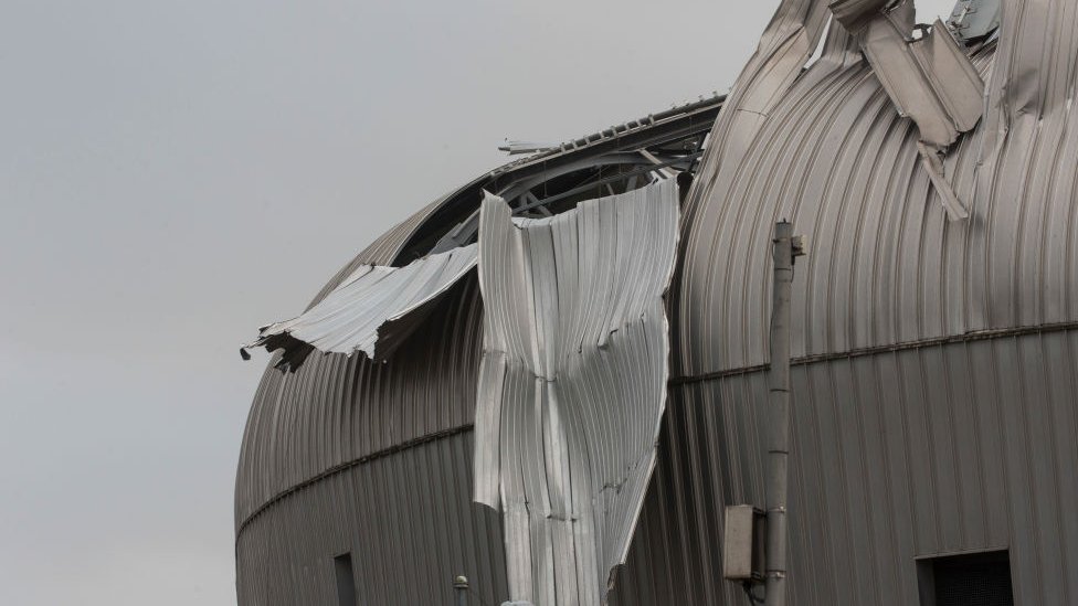 Lahey'deki ADO Den Haag Stadyumu çatısı uçtu