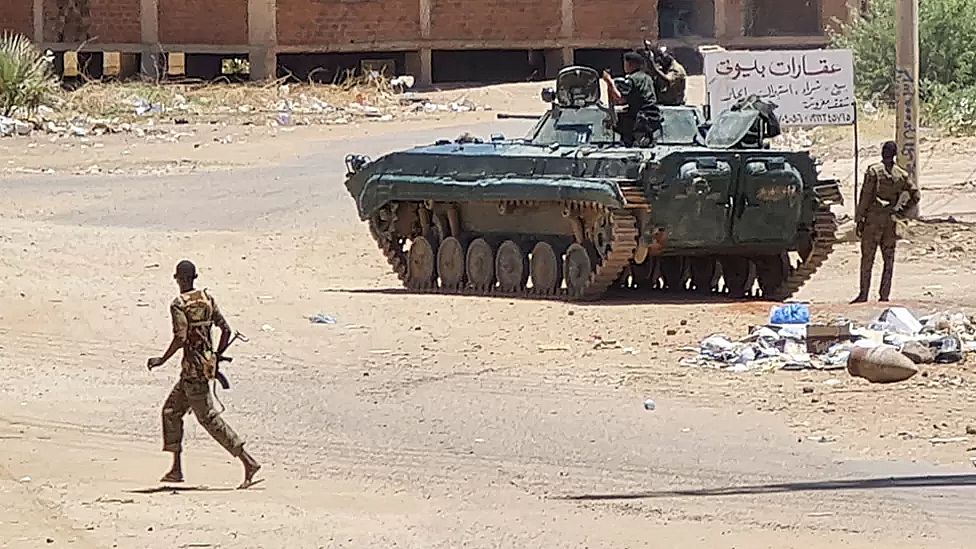 Tanque militar y soldados en Sudán
