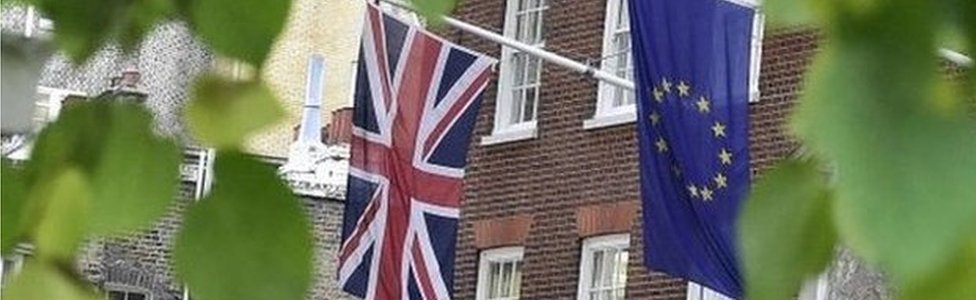 Флаги на площади Смита, Великобритания